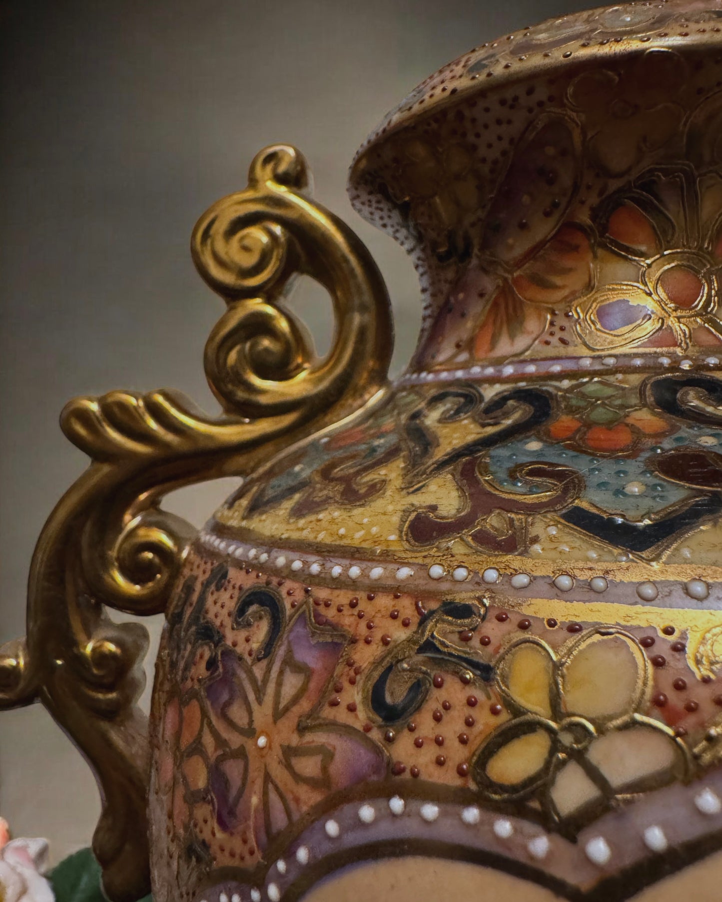 Vintage Chinese Urn