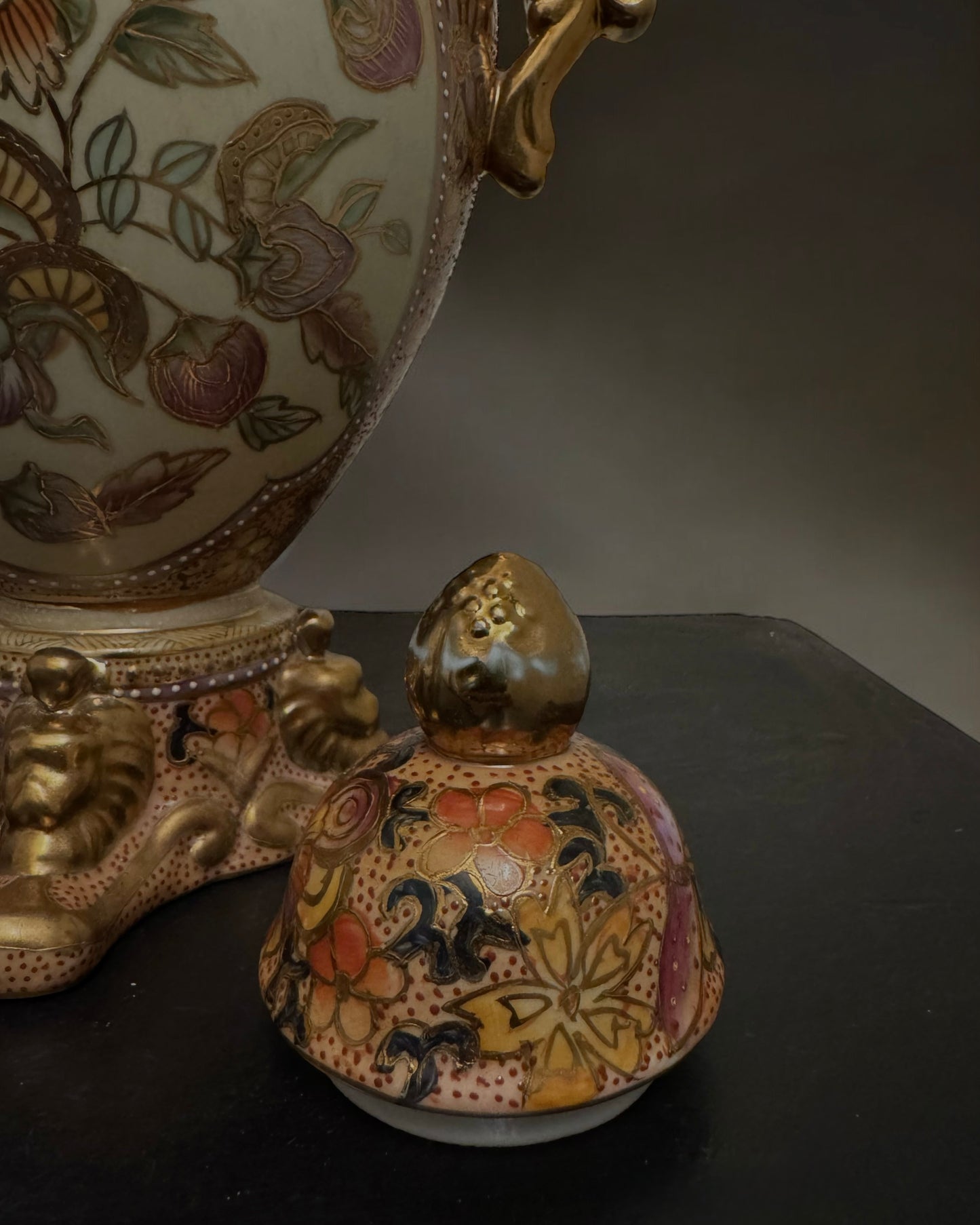 Vintage Chinese Urn
