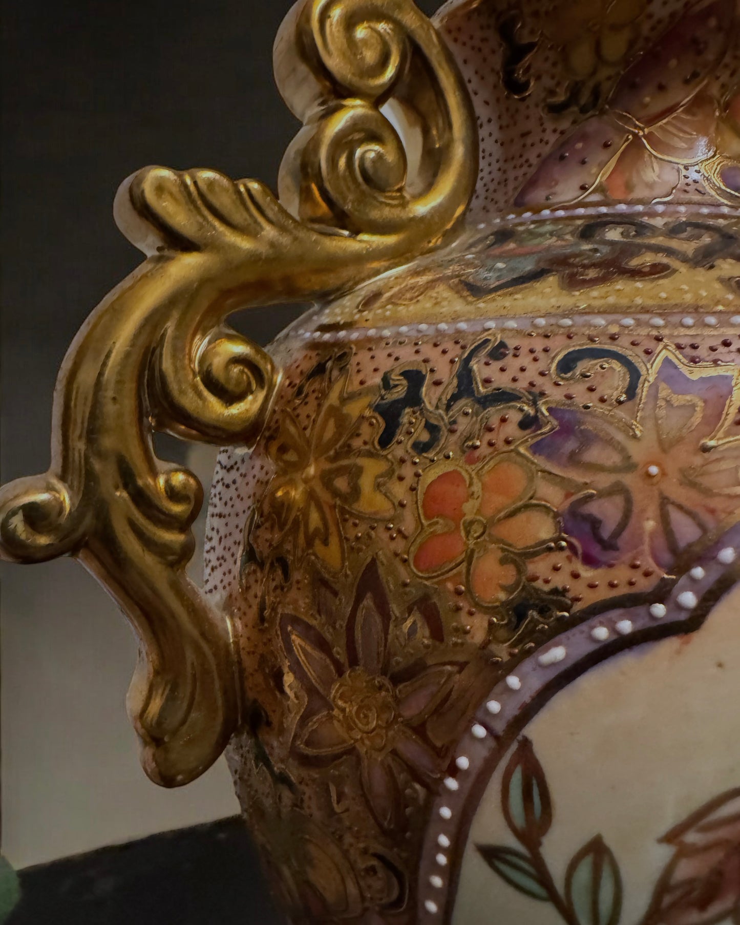 Vintage Chinese Urn